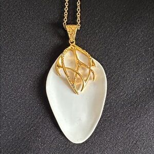 Alexis Bittar EUC necklace. Designer goldtone & white enameled pendant w/ chain
